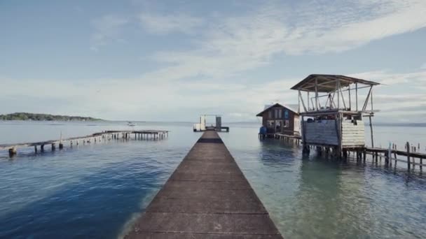 Schöne Landschaft Aus Perspektivischen Holzsteg Mit Kleinem Haus Ruhigen Wellen — Stockvideo