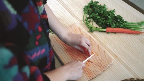 妇女清洗和切胡萝卜 — 图库视频影像