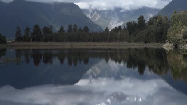 Caméra Panoramique Gauche Sur Surface Calme Eau Étang Près Côte — Video
