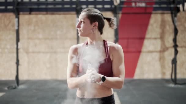 Γυναίκα Αθλήτρια Προετοιμάζεται Για Την Άρση Βαρών — Αρχείο Βίντεο