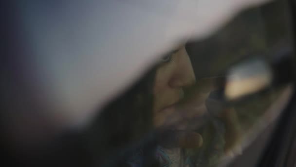Γυναίκα Στο Αυτοκίνητο Κοιτάζει Έξω Από Παράθυρο — Αρχείο Βίντεο