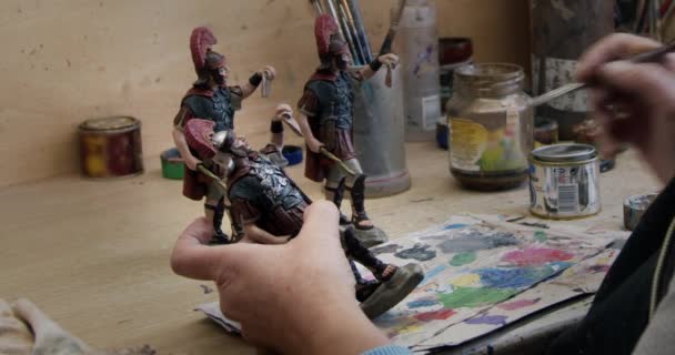 Pintura Pintor Figuras Barro Soldados Mesa — Vídeo de Stock