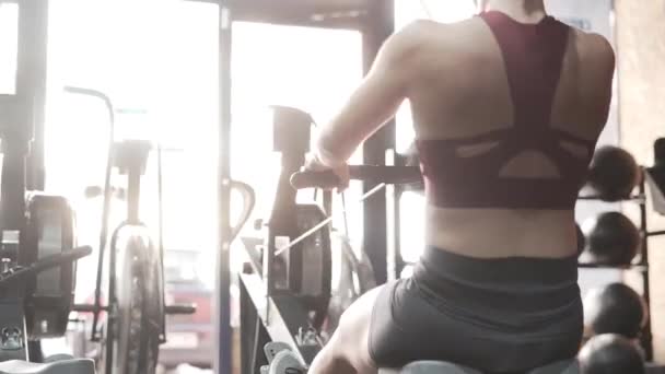 Spor Salonunda Kürek Çeken Bayan Sporcu — Stok video