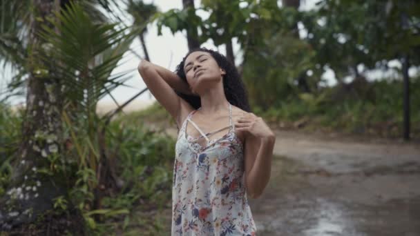 熱帯雨林の間に身を包んだ若い女性 — ストック動画