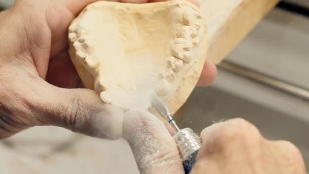 Técnico Tallando Dientes Prótesis Dentales — Vídeo de stock