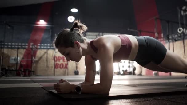 Ung Kvinna Gör Planking Motion Gymmet — Stockvideo