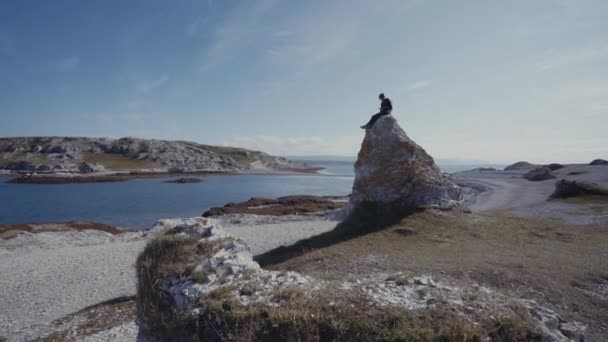 Traveler High Rock Blue Sky — Stok Video