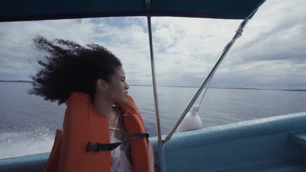 水の近くのボートに乗っている若い女性 — ストック動画