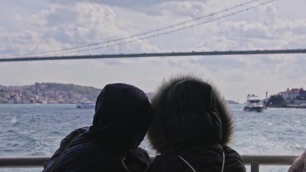 Paar Von Hinten Auf Hoher See Istanbul — Stockvideo