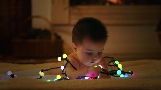 Baby Spelen Met Lichte Slinger Kerstdag — Stockvideo
