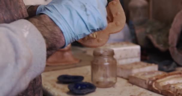 Handwerker Schmutziger Uniform Halten Lehmform Der Hand — Stockvideo