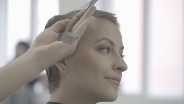 Coiffeur Coupe Les Cheveux Femme Avec Des Ciseaux — Video