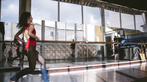 Jovem Bailarina Magro Pulando Acima Solo Estúdio Flexão Perna — Vídeo de Stock