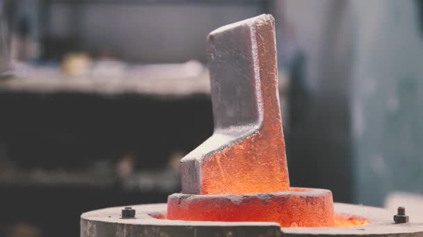 Uppvärmning Metallvaror Degel — Stockvideo
