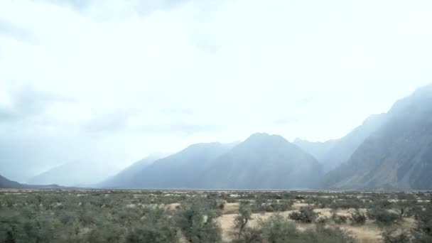 霧に覆われた山の斜面 — ストック動画