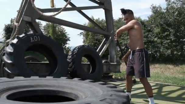 Musculoso Negro Chico Martilleo Neumático Gimnasio Aire Libre — Vídeos de Stock