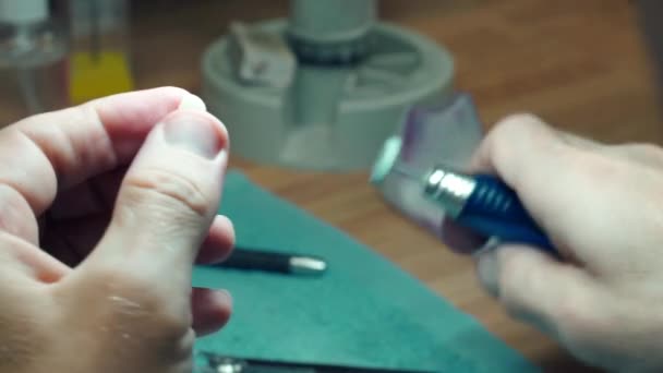 Техник Вырезает Зубы Протезе — стоковое видео