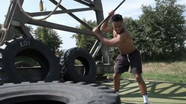 Muskulös Schwarz Kerl Hämmern Reifen Outdoor Fitnessstudio — Stockvideo