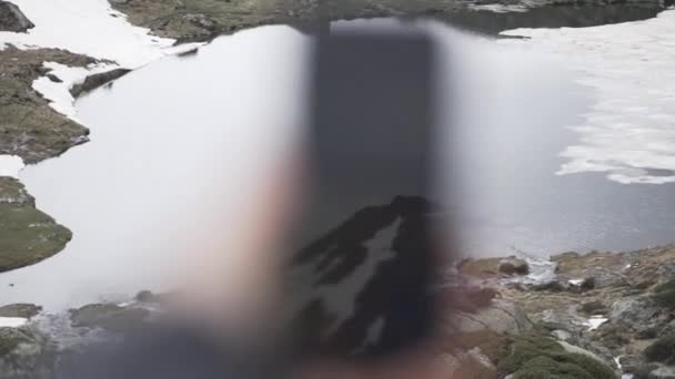 Alto Ángulo Rocas Grises Cubiertas Nieve Blanca Vista Trasera Reflejada — Vídeos de Stock