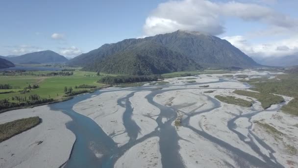 Acque Poco Profonde Fiume Terreno Con Montagne — Video Stock