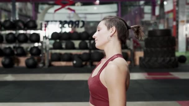 Sportvrouw Stretching Sportschool — Stockvideo