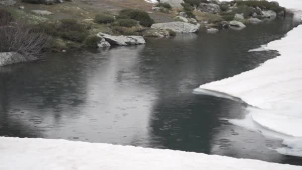 Βροχή Που Πέφτει Στη Λίμνη Χειμώνα — Αρχείο Βίντεο