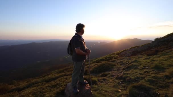 Homem Sênior Contemplando Pôr Sol Depois Estar Andando Montanha — Vídeo de Stock