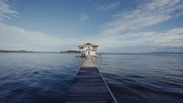 海水の静かな波の中で小さな家とパースペクティブ木製の桟橋の美しい風景 パナマ — ストック動画