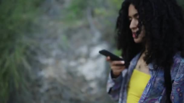 讲大自然的智能手机的黑人妇女 — 图库视频影像