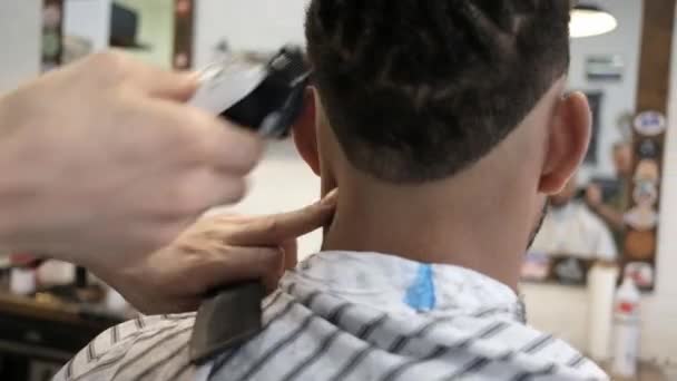 Vista Colheita Por Trás Cabeleireiro Anônimo Fazendo Corte Cabelo Moderno — Vídeo de Stock