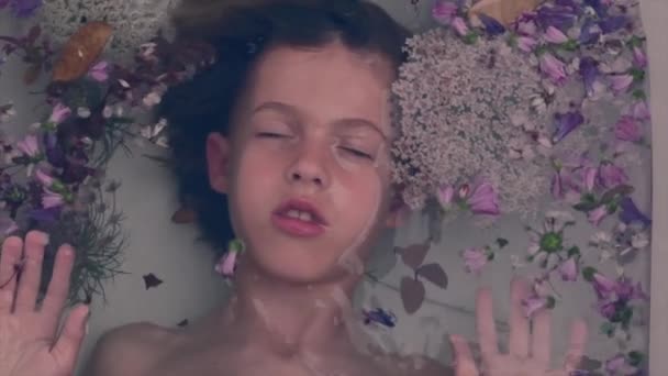 Filmaufnahmen Eines Kleinen Jungen Einer Badewanne Mit Blumen — Stockvideo