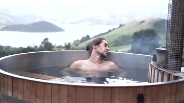 Homem Banheira Hidromassagem Área Relaxamento — Vídeo de Stock