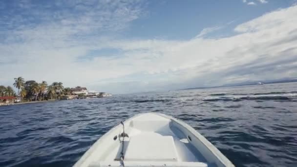 太陽の光でエキゾチックな海岸と青い水の穏やかな水で航海する白いボートのくちばしの眺め パナマ — ストック動画