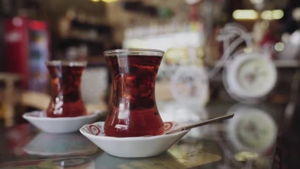 トルコのイスタンブールにある茶店の中で熱々のティーカップ — ストック動画