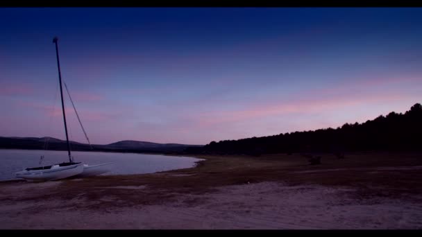 船泊在夕阳西下的湖 — 图库视频影像