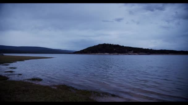 平静清澈的湖水 — 图库视频影像