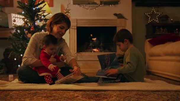 Mutter Liest Kindern Weihnachtsbuch Vor — Stockvideo