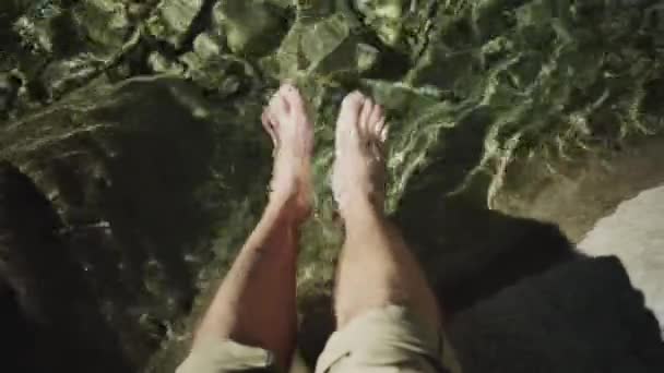 Crop Man Déplaçant Ses Pieds Nus Dans Eau — Video