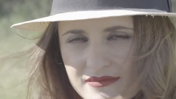 Güneşli Bir Günde Kameraya Bakan Şapkalı Neşeli Bir Kadın — Stok video