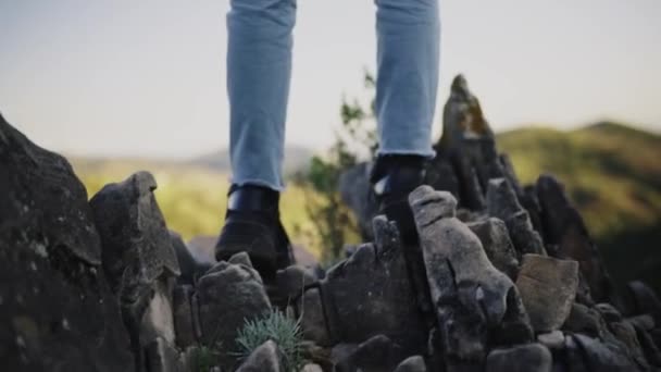 Mujer Pie Sobre Rocas Mirando Hacia Otro Lado — Vídeos de Stock