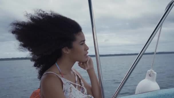 水の近くのボートに乗っている若い女性 — ストック動画