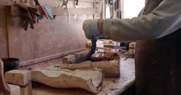 Artesanos Uniforme Sucio Tomando Escultura Fuera Forma — Vídeo de stock