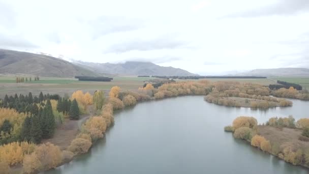 Sereno Vale Montanha Com Lago Árvores Coloridas Outono — Vídeo de Stock