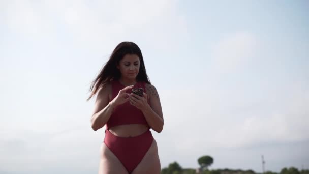 Seitenansicht Einer Entzückten Frau Roten Badeanzug Die Lächelt Und Auf — Stockvideo