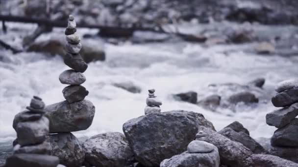 Stenen Palen Buurt Van Snelle Rivier — Stockvideo