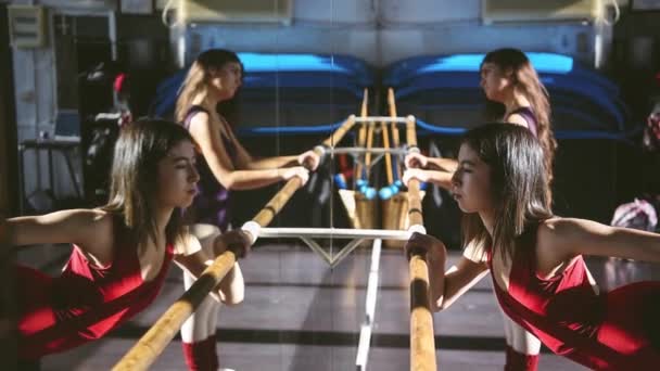 Νεαροί Χορευτές Προπονούνται Μαζί Στο Στούντιο Ζέσταμα Και Κάμψη Στο — Αρχείο Βίντεο