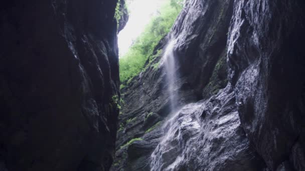 Водопад Узком Овраге — стоковое видео