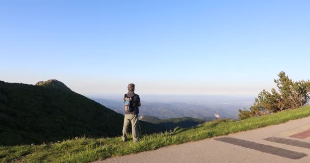 Homem Sênior Contemplando Pôr Sol Depois Estar Andando Montanha — Vídeo de Stock