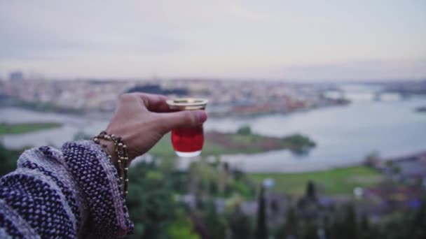 Hand Man Som Håller Varm Tekopp Utanför Istanbul Turkiet — Stockvideo