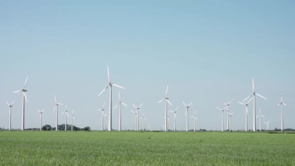 Blick Auf Elektrische Windmühle Und Grauen Himmel Einem Sonnigen Tag — Stockvideo